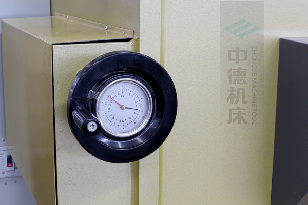 ZDG-832刀片間隙調(diào)節(jié)裝置，設(shè)置在機(jī)架前面，并有刻度顯示，調(diào)節(jié)方便.jpg