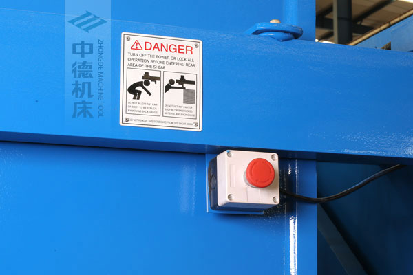 ZDSK-1632剪板機后部緊急停止按鈕，最大程度保障工人安全.jpg