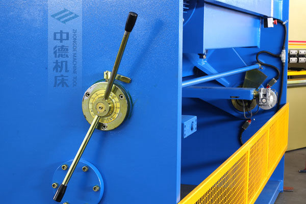 ZDS-2032剪板機(jī)刀片間隙手動(dòng)調(diào)節(jié)器，刻度清淅，調(diào)節(jié)省力又簡便.jpg